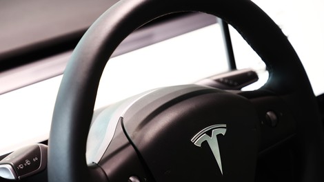 Tesla mora odpoklicati več sto tisoč avtomobilov!