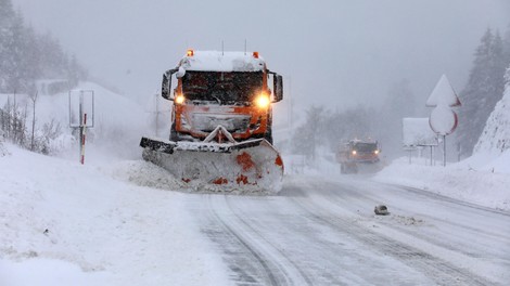 Sneg povzroča težave v prometu na nekaterih cestah v državi