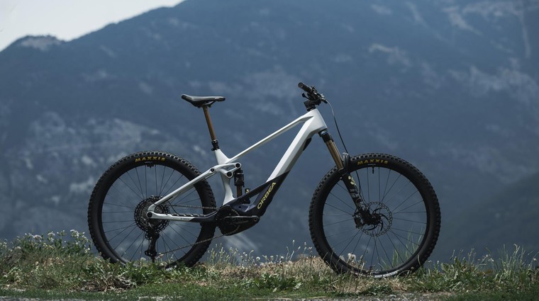 Zaradi vse manjših baterij je vse težje ločiti električno gorsko kolo od navadnega gorskega kolesa. (foto: Orbea)