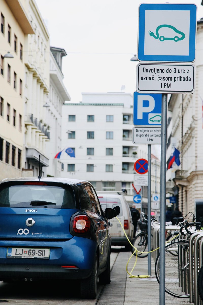 Predvsem v Ljubljani parkirna mesta ob električnih polnilnicah pogosto preko dovoljenega časa zasedajo vozila podjetij za souporabo avtomobilov.