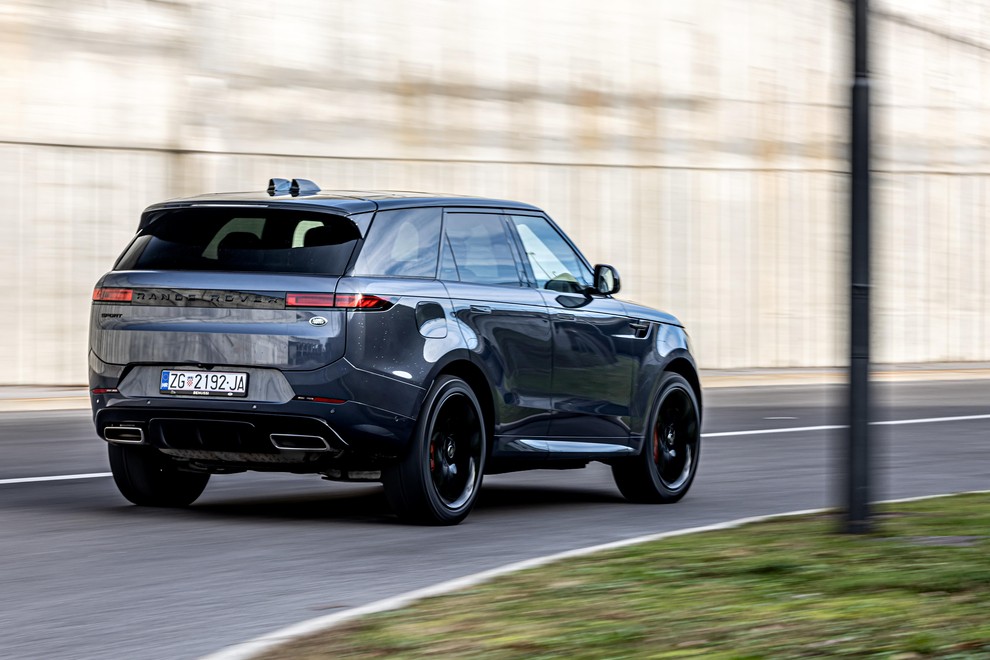 Range Rover Sport V njegovi garaži naj bi bil tudi Range Rover Sport, ki združuje prestiž, terenske sposobnosti in vsakodnevno …