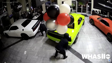 V 45 sekundah ukradli šest avtomobilov! (VIDEO)