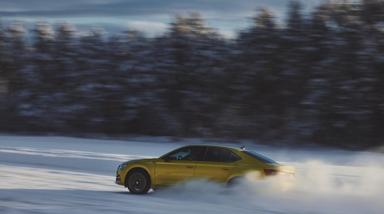 Superbovi prednosti sta predvsem dolga medosna razdalja in močan štirivaljnik. (foto: Škoda Auto)