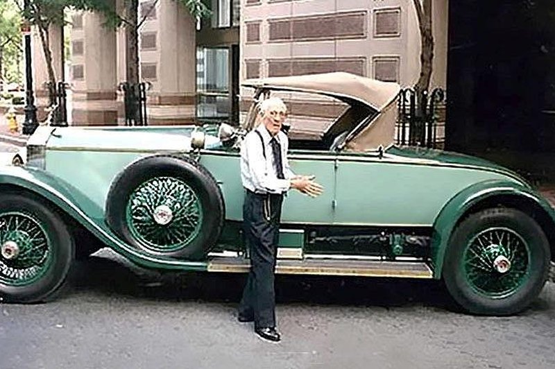 To pa je zvestoba, ta možakar je kar 77 let vozil svojega ljubljenega Phantoma (foto: You Tube)