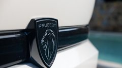 Pri Peugeotu so naredili povsem drugačen, »ploski« logotip, ki sedaj precej bolj spominja na tistega iz prve polovice šestdesetih let.