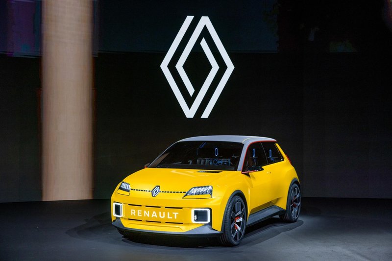 Pri Renaultu so novemu logotipu želeli vrniti kinetičnost, ki je njihove logotipe krasila že v preteklosti. Oblikovali so ga z mislijo na obujeni Renault 5.
