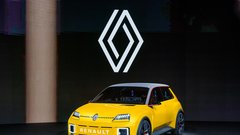 Pri Renaultu so novemu logotipu želeli vrniti kinetičnost, ki je njihove logotipe krasila že v preteklosti. Oblikovali so ga z mislijo na obujeni Renault 5.