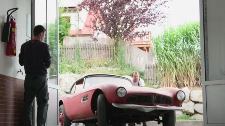 BMW slovitega glasbenika je 30 let ždel pozabljen v skladišču: nikoli ne uganete, zakaj je pobarvan v rdečo (foto: YouTube)