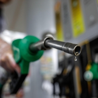 Ko smo uvedli evro, je liter bencina stal manj kot evro: skoraj 20 let pozneje smo preverili, koliko dražje se v resnici vozimo danes