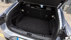 Prostora v prtljažniku ni v izobilju (402 litra), je pa zato površina pri podrtih sedežih uporabna in ravna, uporaben pa je tudi z gumo obložen 81-litrski prtljažnik spredaj.