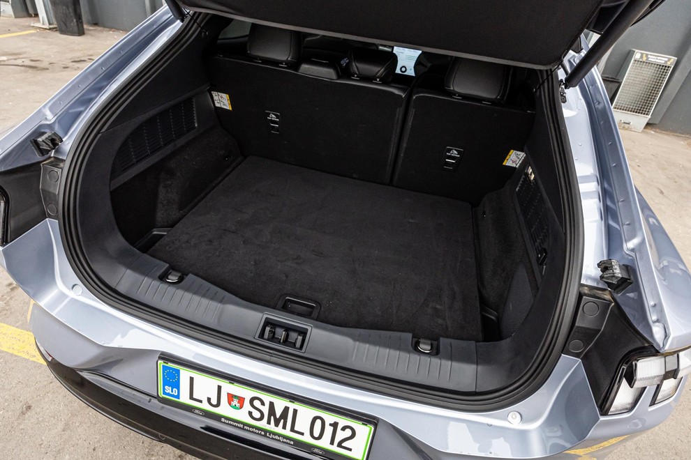 <p>Prostora v prtljažniku ni v izobilju (402 litra), je pa zato površina pri podrtih sedežih uporabna in ravna, uporaben pa je tudi z gumo obložen 81-litrski prtljažnik spredaj.</p>