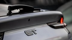 <p>GT je kot pri kupejevskem Mustangu najmočnejša serijska in zmogljivostno usmerjena različica z malenkost znižanim podvozjem, ki ima tudi serijsko elektronsko nadzorovano blaženje MagneRide.</p>