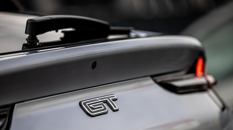 <p>GT je kot pri kupejevskem Mustangu najmočnejša serijska in zmogljivostno usmerjena različica z malenkost znižanim podvozjem, ki ima tudi serijsko elektronsko nadzorovano blaženje MagneRide.</p> (foto: Uroš Modlic)