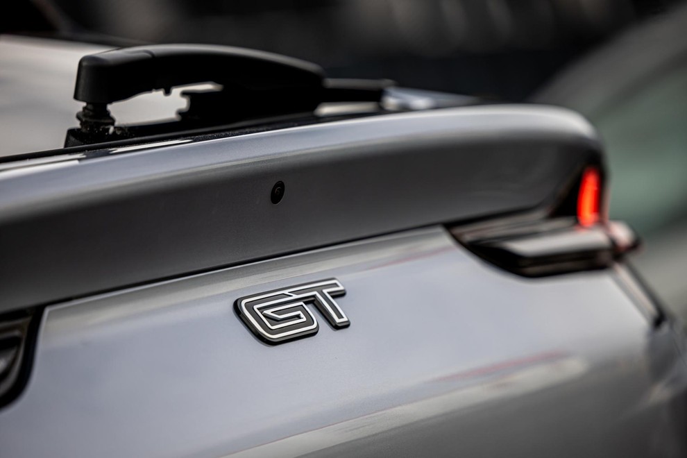 <p>GT je kot pri kupejevskem Mustangu najmočnejša serijska in zmogljivostno usmerjena različica z malenkost znižanim podvozjem, ki ima tudi serijsko elektronsko nadzorovano blaženje MagneRide.</p>
