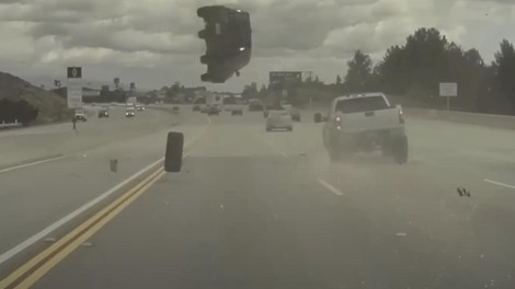 VIDEO: O, neee! To se vam lahko zgodi tudi na naši avtocesti (in vam avto odnese do pet metrov v zrak)
