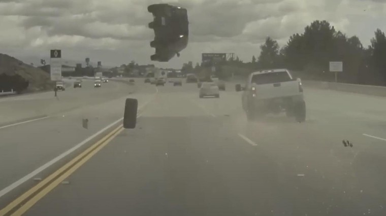 VIDEO: O, neee! To se vam lahko zgodi tudi na naši avtocesti (in vam avto odnese do pet metrov v zrak) (foto: Youtube)