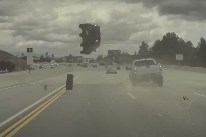 VIDEO: O, neee! To se vam lahko zgodi tudi na naši avtocesti (in vam avto odnese do pet metrov v zrak) (foto: Youtube)