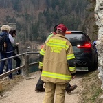 Pozor, ne počnite tega: voznik, ki je s svojim BMW obtičal na pohodniški poti v avstrijskih Alpah, sam za to krivi … (foto: Rosenheim24)