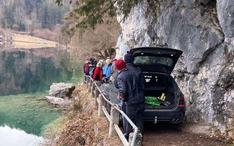 Pozor, ne počnite tega: voznik, ki je s svojim BMW obtičal na pohodniški poti v avstrijskih Alpah, sam za to krivi …
