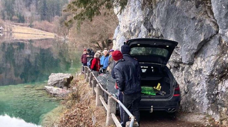 Pozor, ne počnite tega: voznik, ki je s svojim BMW obtičal na pohodniški poti v avstrijskih Alpah, sam za to krivi … (foto: Rosenheim24)