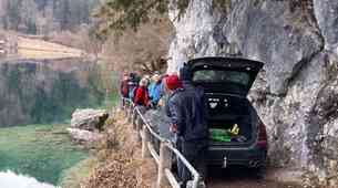 Pozor, ne počnite tega: voznik, ki je s svojim BMW obtičal na pohodniški poti v avstrijskih Alpah, sam za to krivi …