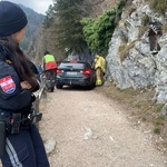 Pozor, ne počnite tega: voznik, ki je s svojim BMW obtičal na pohodniški poti v avstrijskih Alpah, sam za to krivi … (foto: Rosenheim24)