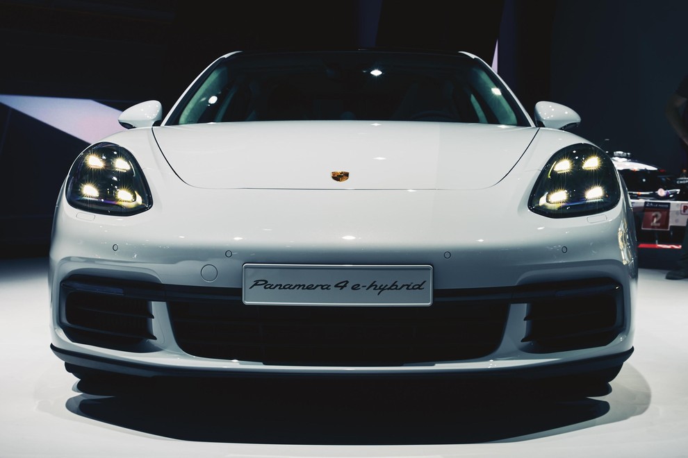 Porsche Panamera (6,540) Porsche Panamera, predstavljena leta 2009, ima motor nameščen spredaj. Njena priljubljenost je zrasla zaradi dobre vodljivosti, ki …