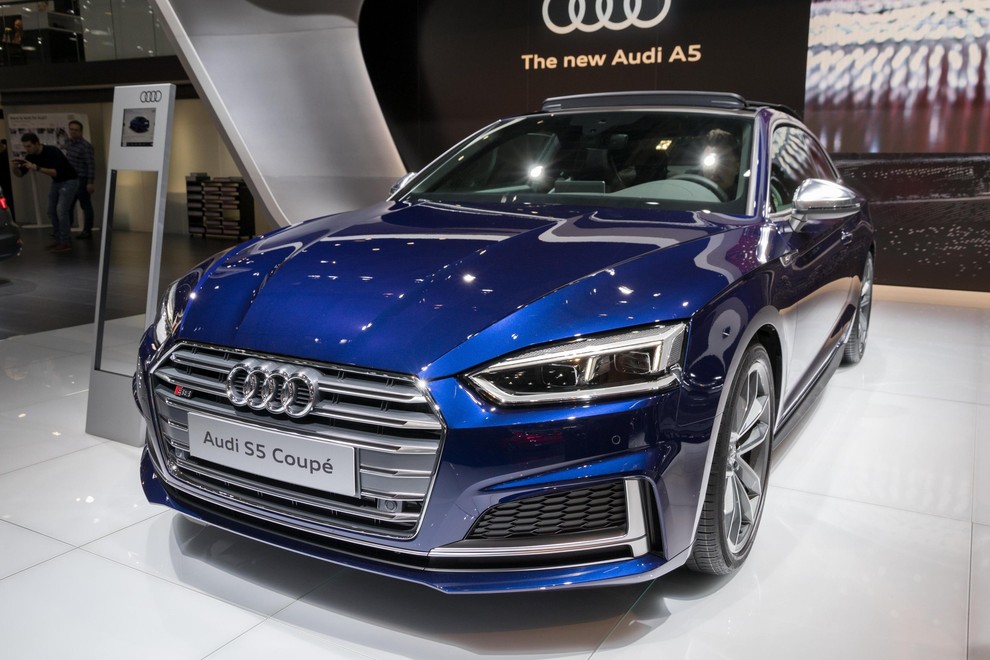 Audi S5 (3,600) Audi S5 je visokozmogljiva različica A5, ki je na voljo v različnih karoserijskih različicah - v kupeju, …