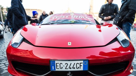Vožnja s Ferrarijem je tega turista drago stala!