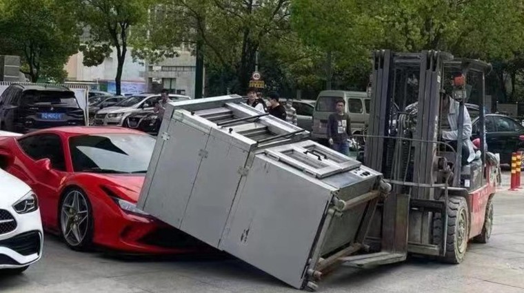 Imate slab dan? Ne more biti tako slabo, le poglejte, kaj se je zgodilo temu lastniku Ferrarija… (foto: AshinChina / Twitter)