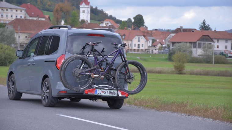 Kako najvarneje z avtom prepeljati kolo? To so možni načini ... (foto: Urban Bat)