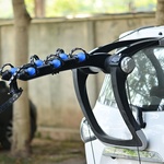 bicycle rack on back vehicle car (foto: Shutterstock)