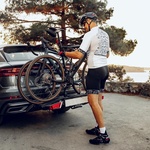 Male cyclist loading his bicycle on a rack of his crossover car (foto: Shutterstock)