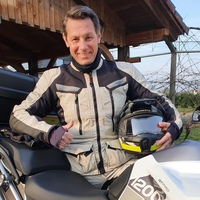 Tole motoristično zverinico vozi Marko Vozelj: najraje "zajadra" na jug, na "romarskih" poteh pa ga skoraj zagotovo ne boste srečali