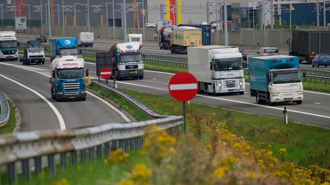 <p>Preobremenjeni tovornjaki naredijo veliko škode na cesti. Pri nas jih ni tako malo.</p>