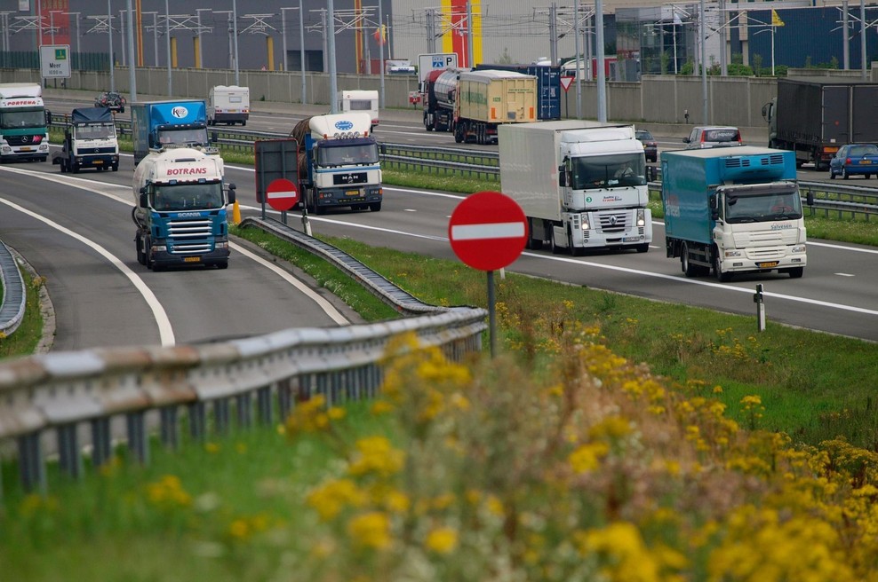 <p>Preobremenjeni tovornjaki naredijo veliko škode na cesti. Pri nas jih ni tako malo.</p> (foto: Profimedia)