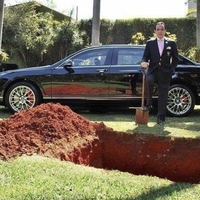 Milijarder pokopal milijon dolarjev vrednega Bentleyja: nihče ni mogel verjeti, ko je pojasnil, zakaj