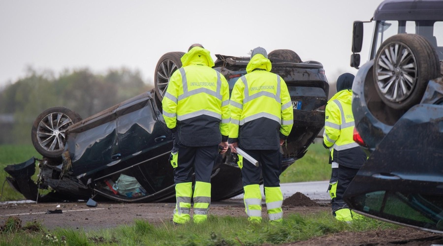 Policisti bi radi dostop do podatkov »črnih skrinjic« (foto: profimedia)