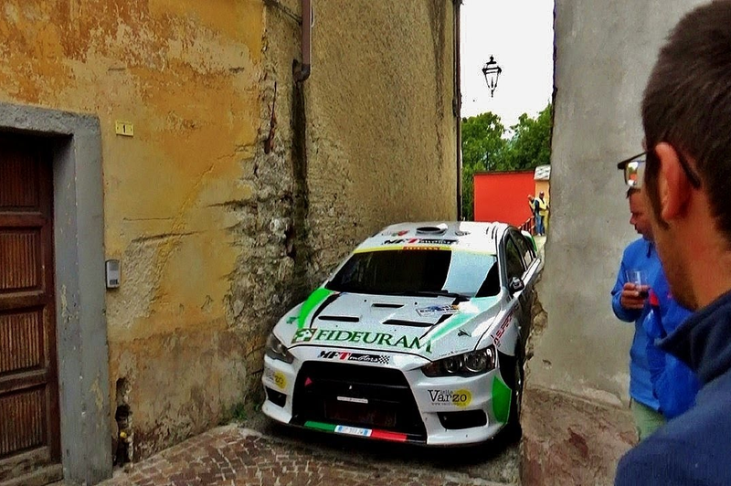 Da se ti naježi koža! Poglejte si, kako dirkalniki »spolzijo« skozi ozko italijansko uličico (foto: YouTube)