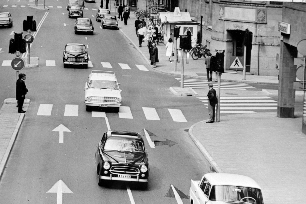 <p>Leta 1967 so na ukaz vsi Švedi ob 5. uri zjutraj zavili na nasprotni pas.</p>