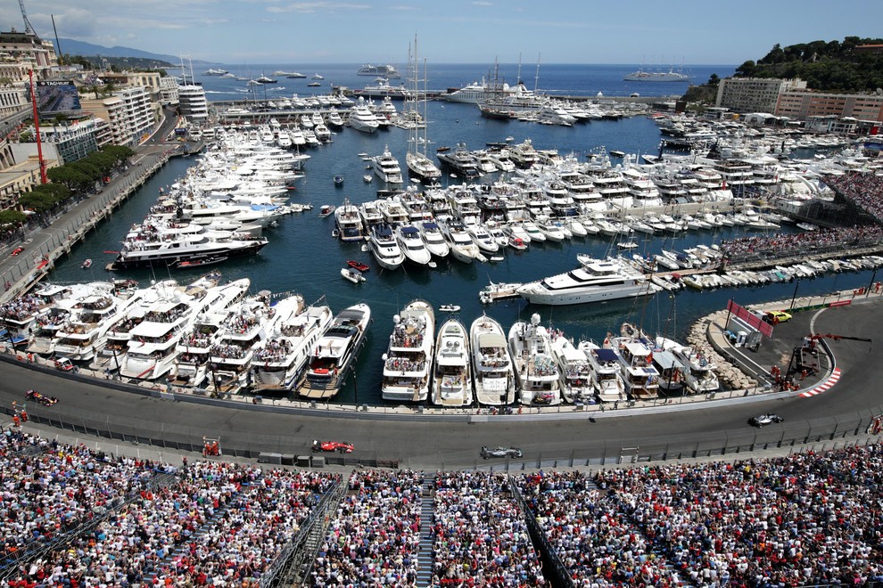 Legendarnega Ferrarija so sredi Monaka parkirali na ... (VIDEO)