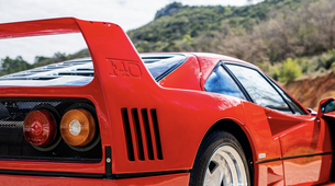 Legendarnega Ferrarija so sredi Monaka parkirali na ... (VIDEO)