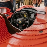 Dobra novica! Ferrarija v pravi velikosti si lahko sestavite povsem sami, edina težava je … (foto: Legoland)