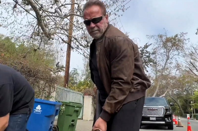 Terminator ali »Asfaltonator«? Schwarzenegger vzel stvari v svoje roke in »zakrpal luknjo« v soseski (foto: Profimedia)