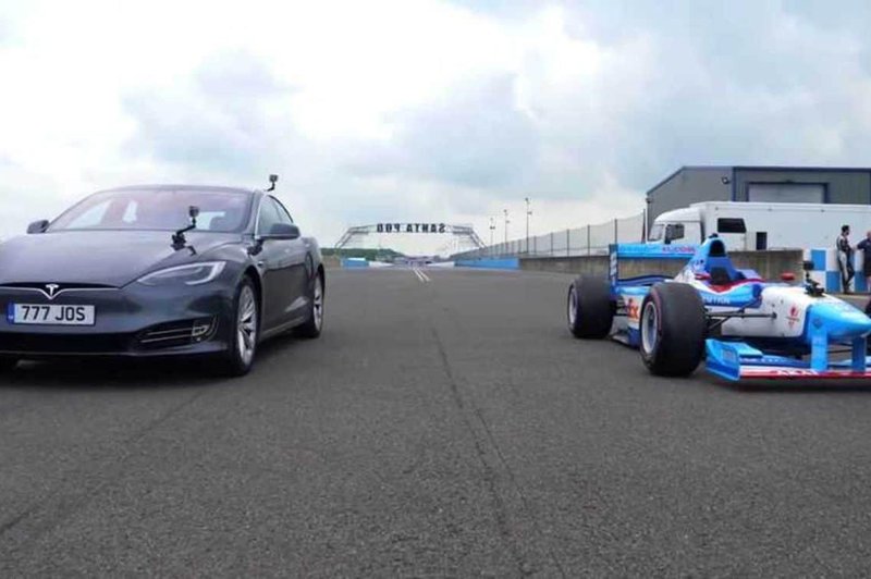 Kakšne »šanse« ima Tesla S v dirki z dirkalnikom F1? Preverite ... (foto: YouTube)