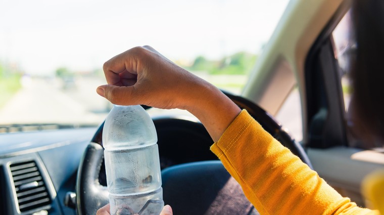 Pozor! Plastenka z vodo vas lahko spravi ob vaš avto! (VIDEO) (foto: Profimedia)