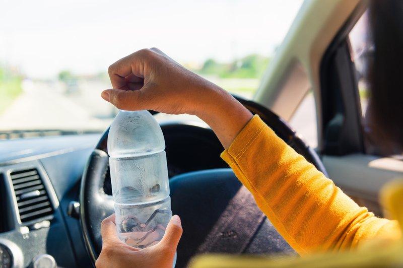 Pozor! Plastenka z vodo vas lahko spravi ob vaš avto! (VIDEO) (foto: Profimedia)