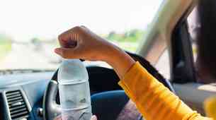 Pozor! Plastenka z vodo vas lahko spravi ob vaš avto! (VIDEO)