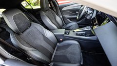<p>Vzorno oblikovana kabina s kakovostnimi materiali in dobro izdelavo, vendar bo Peugeotov položaj za volanom še vedno marsikoga odvrnil od nakupa.</p>