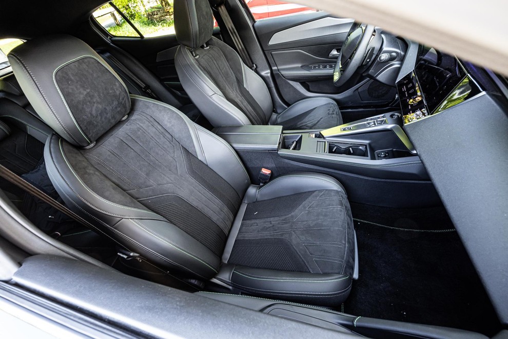 <p>Vzorno oblikovana kabina s kakovostnimi materiali in dobro izdelavo, vendar bo Peugeotov položaj za volanom še vedno marsikoga odvrnil od nakupa.</p>